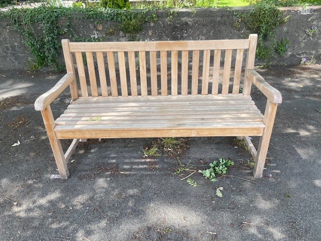 A lovely place to sit and wait for a bus in Minskip